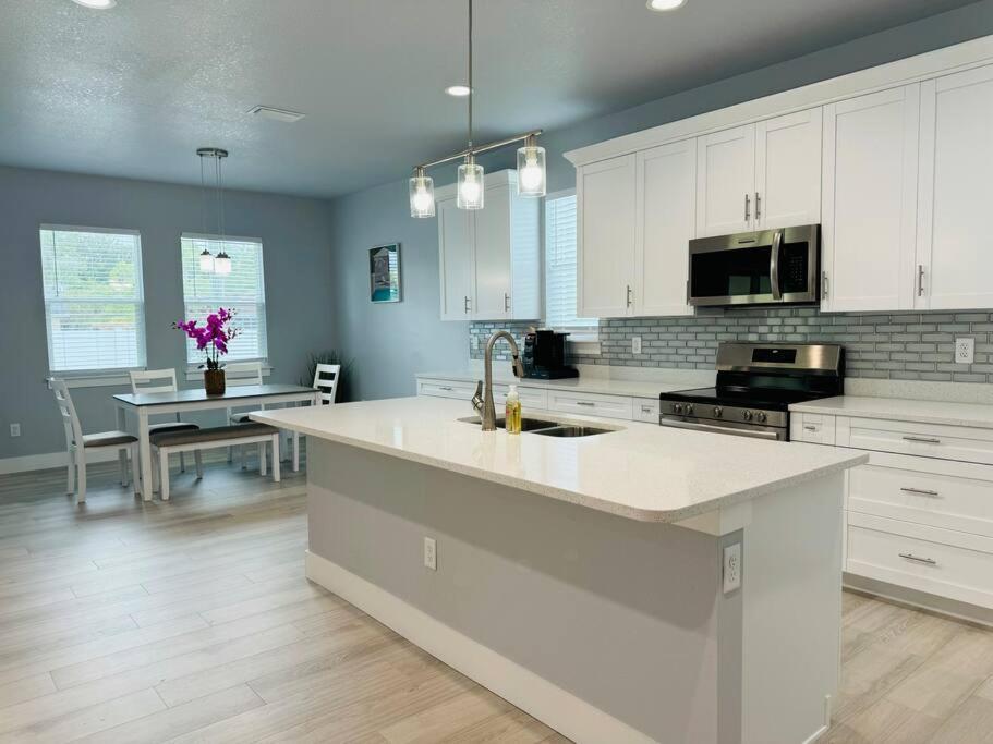 Brand New Tampa Oasis With Private Jacuzzi Retreat Villa Lutz Eksteriør bilde